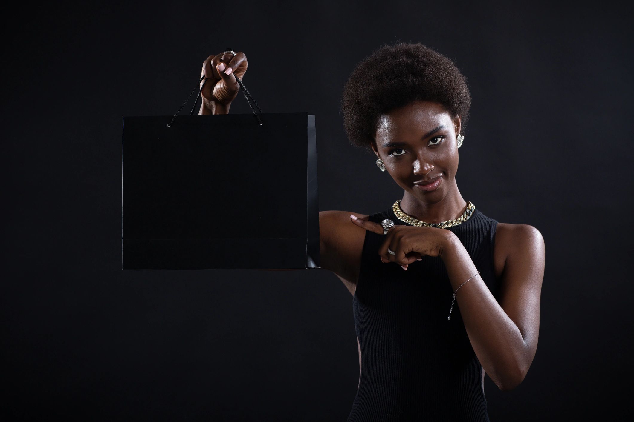 Voluminous waves with chic handbag